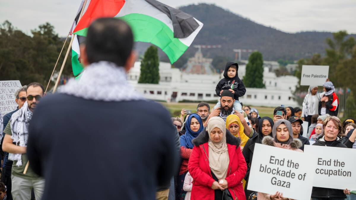 Palestine supporters rally outside Australia's Parliament House. Picture by Sitthixay Ditthavong