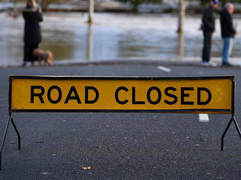 Heavy rain and flooding in Victoria has closed a major highway and cut power to hundreds of homes.